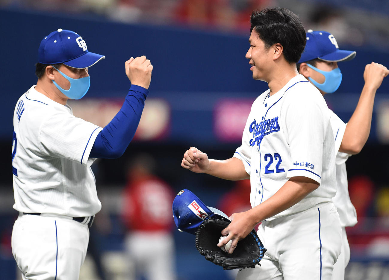 5試合連続完投勝利を決めた大野雄大（右）を出迎える与田監督（2020年9月1日撮影）