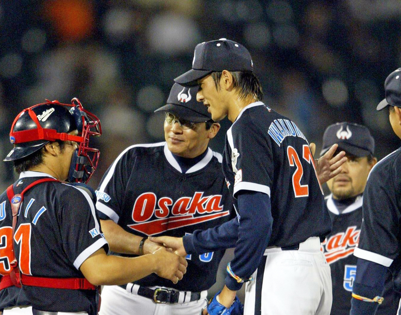 近鉄の最終戦に先発し梨田昌孝監督から労をねぎらわれる岩隈久志（2004年9月27日撮影）