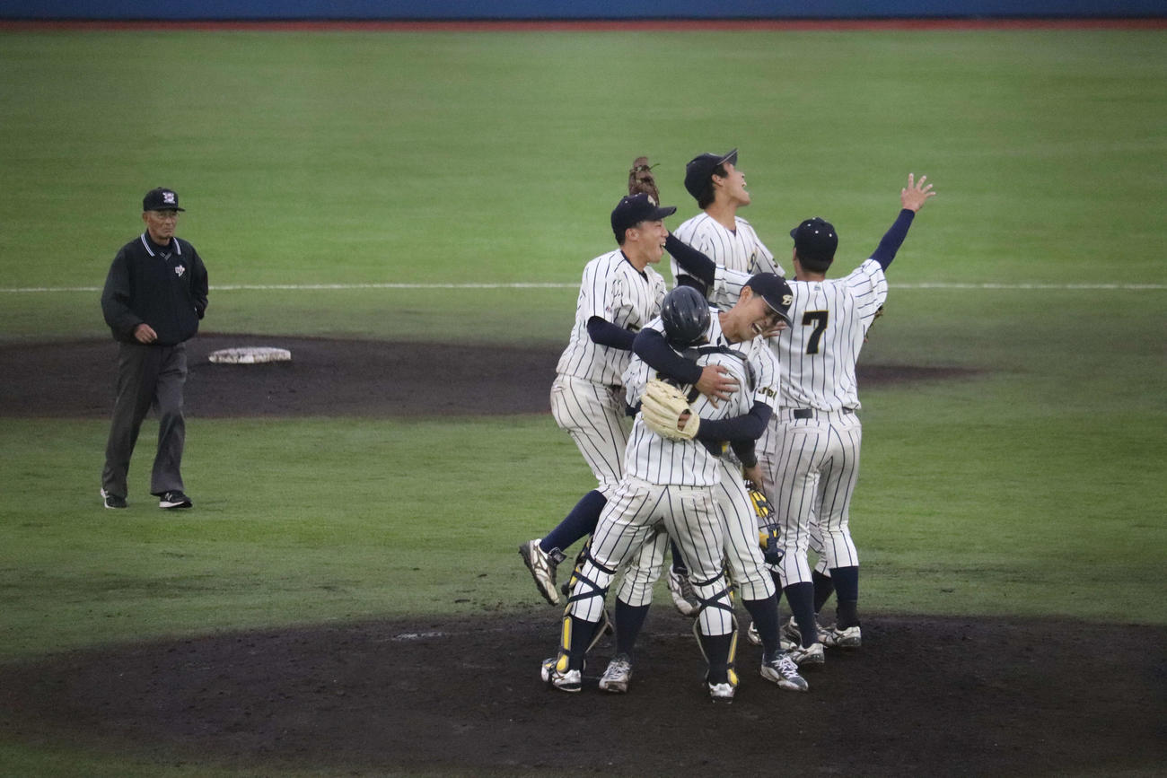 2季ぶりの優勝を決めマウンドに集まって喜ぶ上武大の選手たち（撮影・保坂淑子）