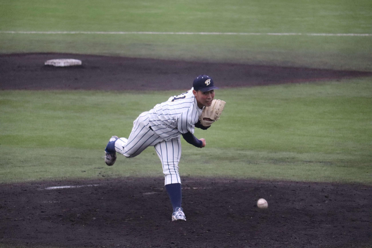 平成国際大対上武大　7回から登板し、好救援した上武大・佐藤蓮（撮影・保坂淑子）