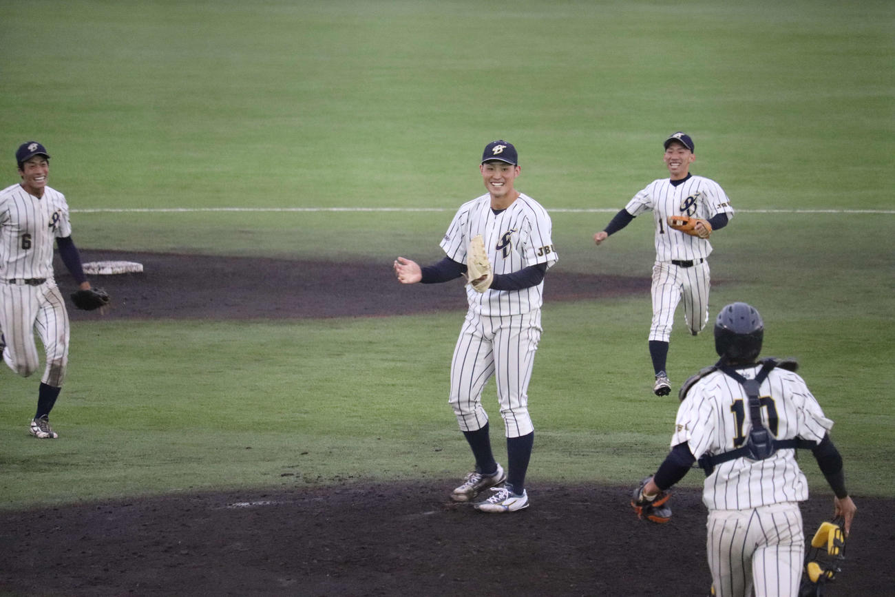 上武大　関甲新大学野球秋季リーグ戦で2季ぶりの優勝を決めた瞬間、マウンドで笑顔を見せる佐藤（撮影・保坂淑子）