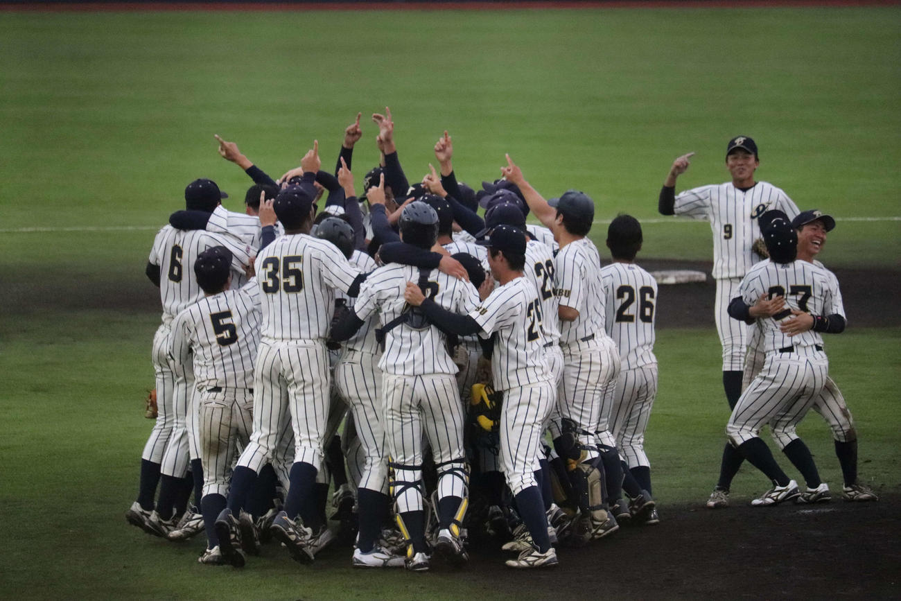 関甲新大学野球秋季リーグ戦で2季ぶりの優勝を決め上武大。マウンドに集まる選手たち（撮影・保坂淑子）