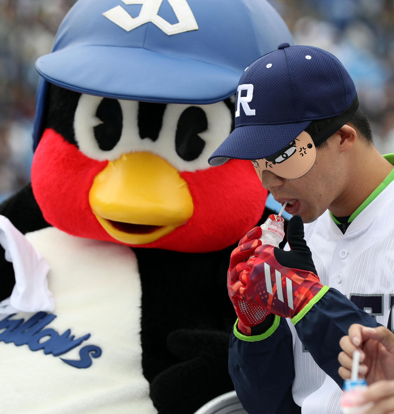 ヤクルト「ファン感謝デー2019」でヤクルトの味当てに挑戦する山田哲人（2019年11月24日撮影）