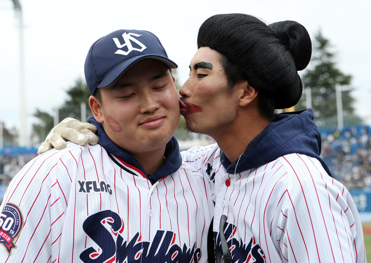 ヤクルト「ファン感謝デー2019」で仮装をした上田（右）からキスされる村上（2019年11月24日撮影）
