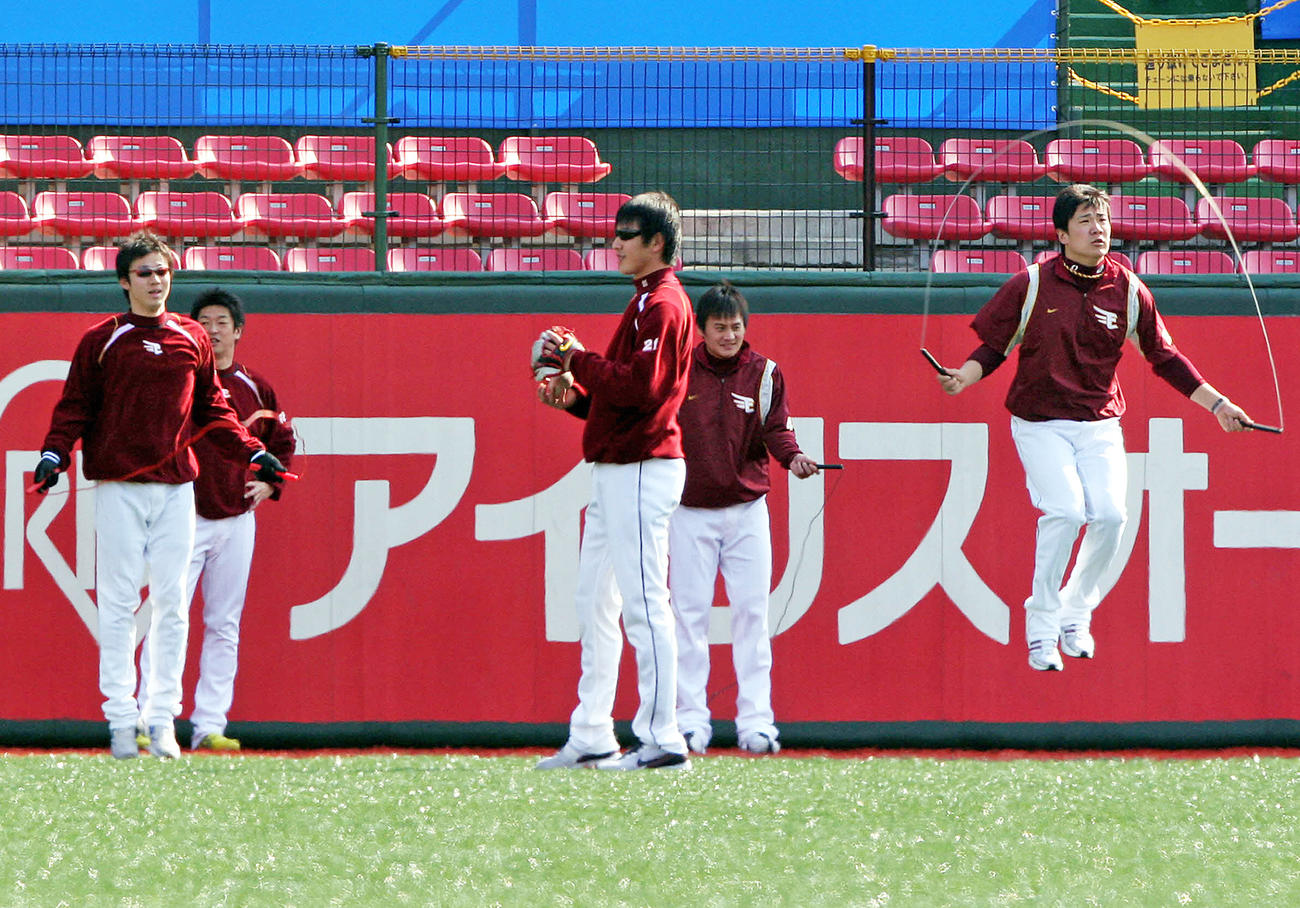 キャッチボールする楽天岩隈久志（中央）の横で縄跳びする田中将大（右）と青山浩二（2008年4月25日）