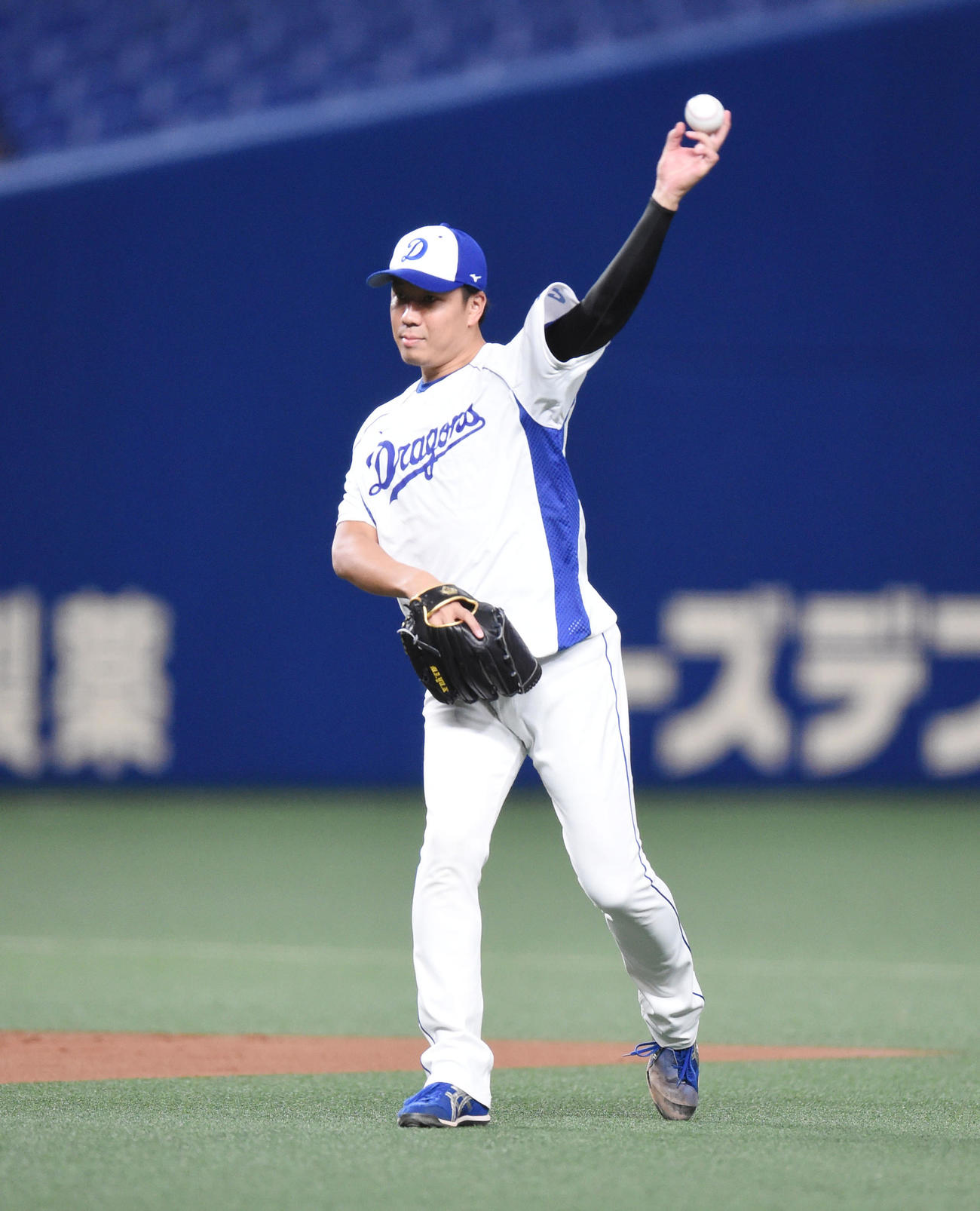 中日投手練習　キャッチボールをする大野雄大（撮影・森本幸一）