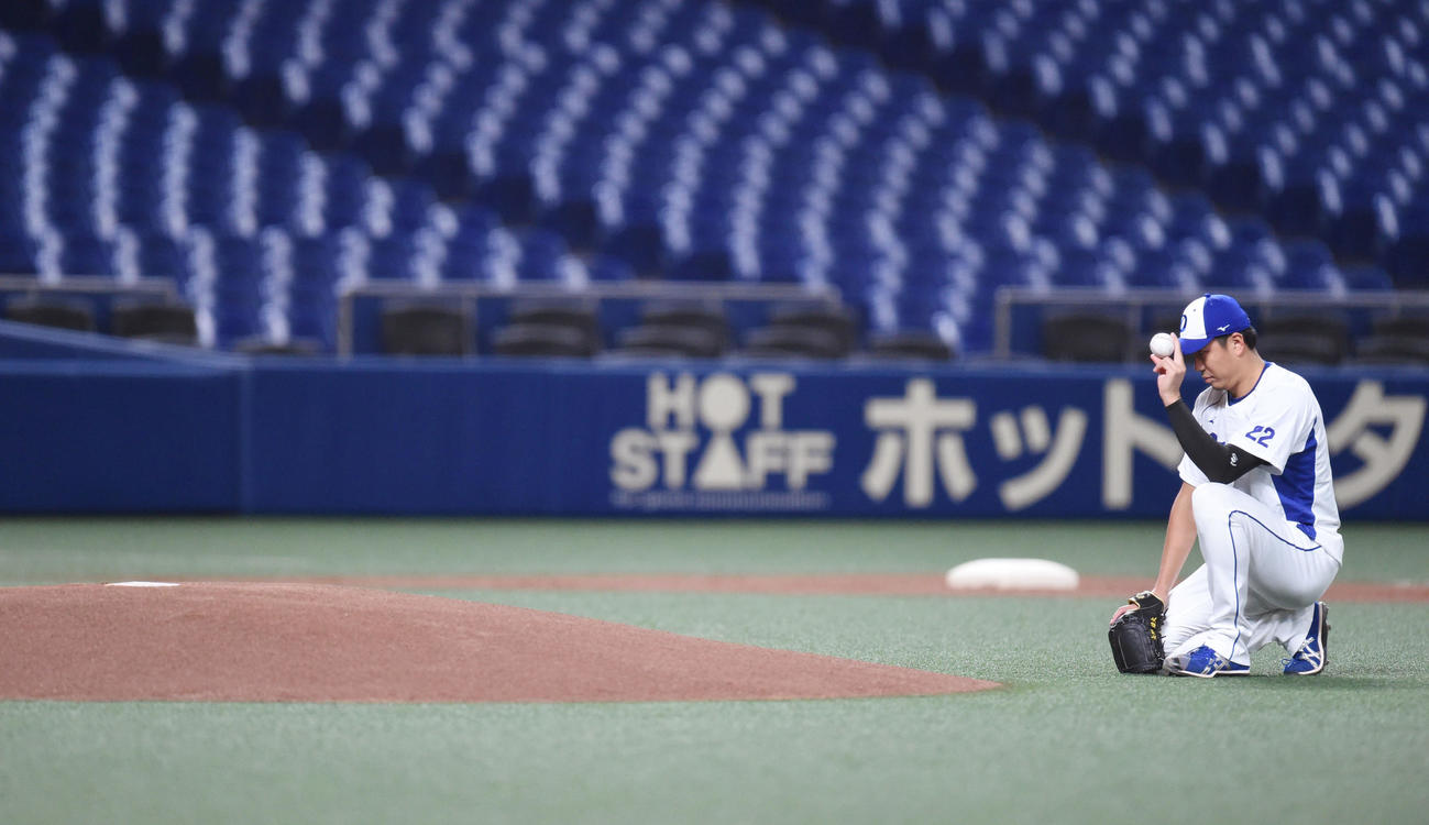 中日投手練習　マウンドの横でしゃがみ込みイメージを膨らます大野雄大（撮影・森本幸一）