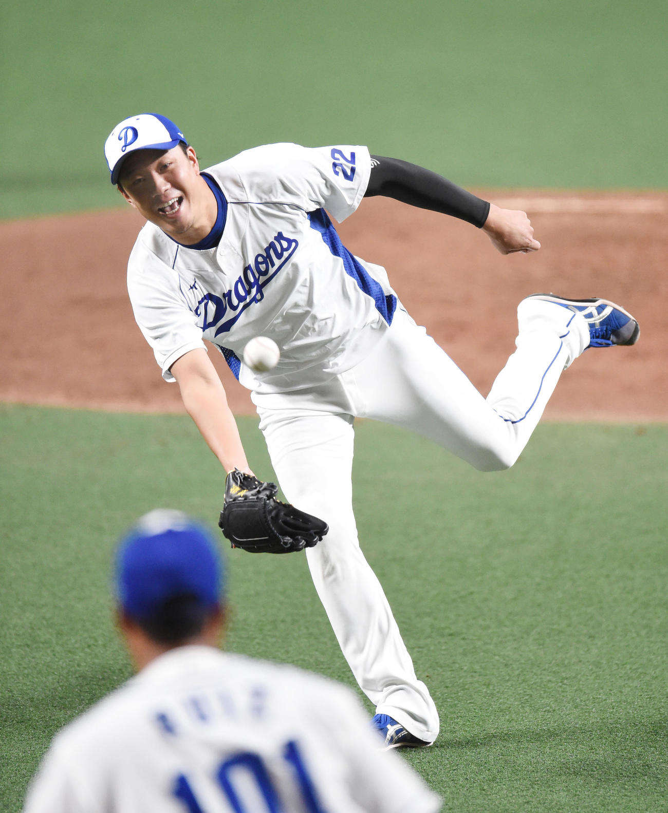 中日投手練習　ノックを受けグラブトスをする大野雄大（撮影・森本幸一）