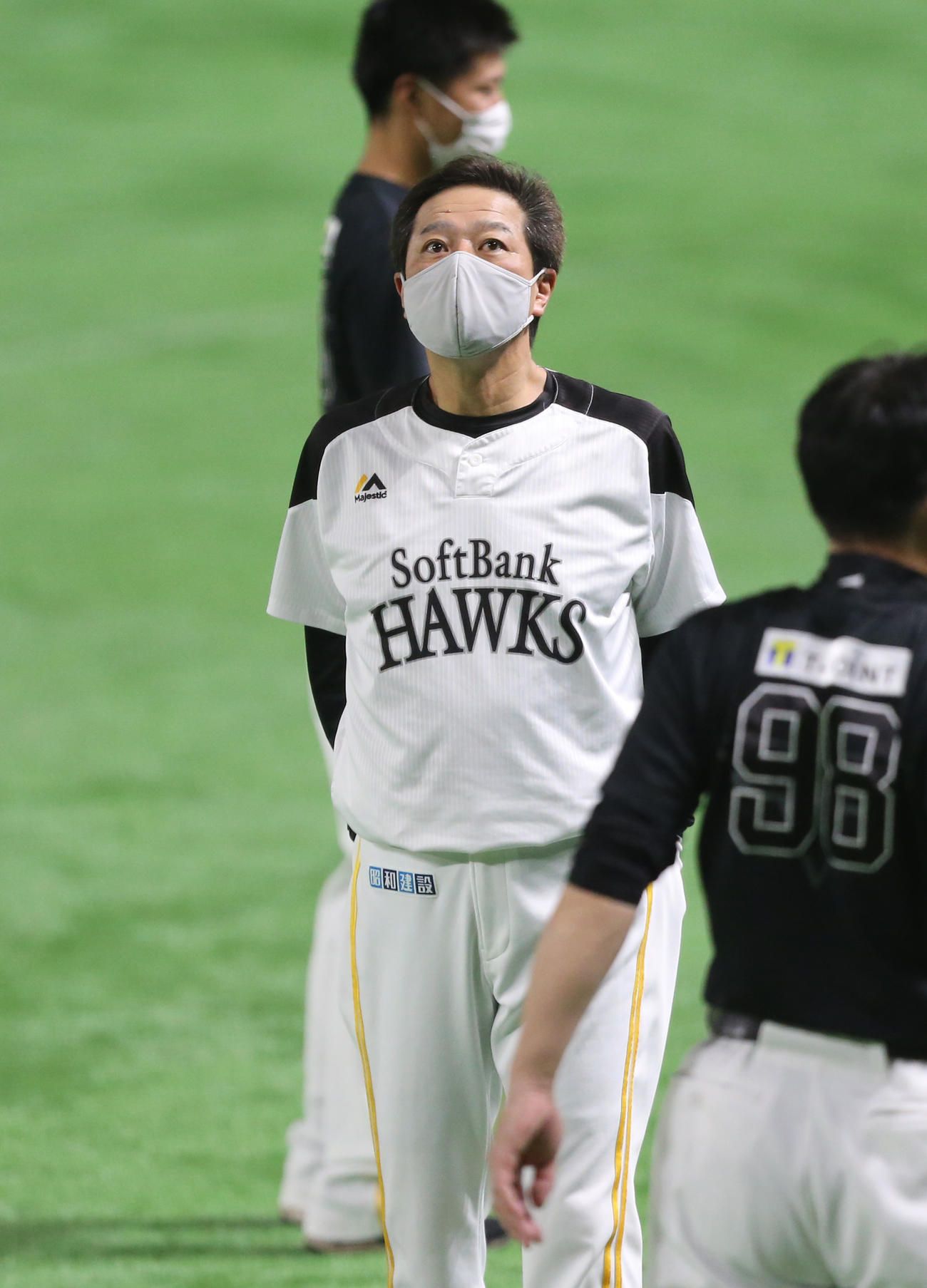 投手練習を見守る森浩之ヘッドコーチ（撮影・菊川光一）