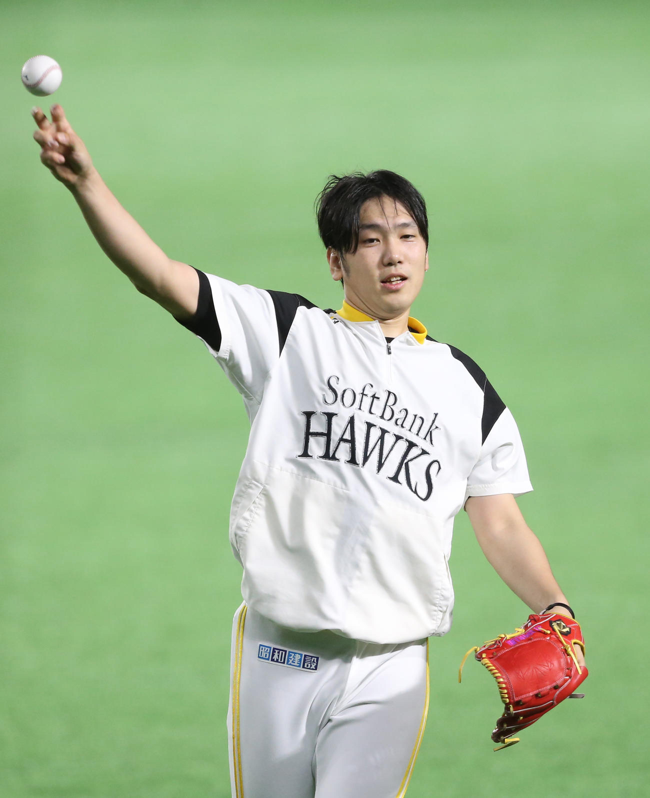 キャッチボールを行う石川柊太（撮影・菊川光一）