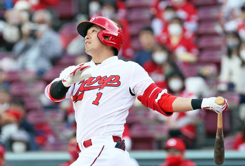 鈴木誠也「喜んでもらえるよう」広島2人目快挙意欲 - プロ野球写真