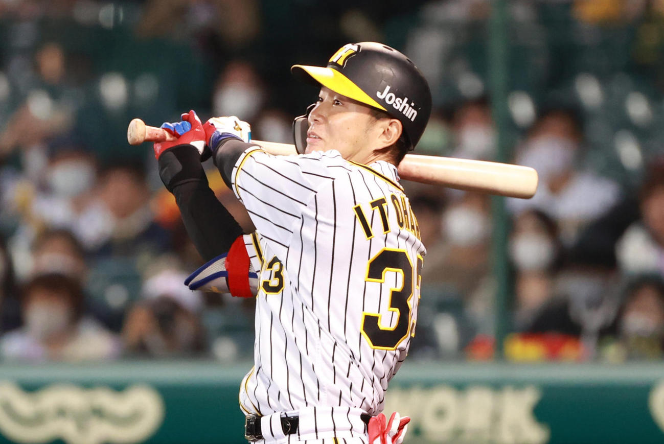 阪神対ヤクルト　5回裏阪神1死三塁、左前へ同点適時打を放つ糸原（撮影・清水貴仁）
