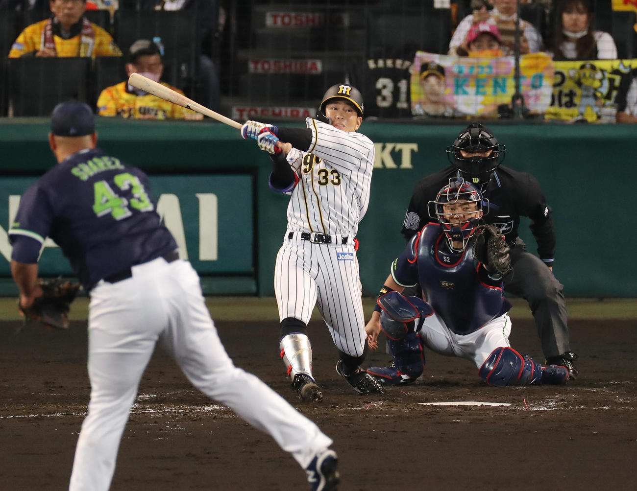 阪神対ヤクルト　5回裏阪神1死三塁、左前適時打を放つ糸原。投手スアレス（撮影・前田充）