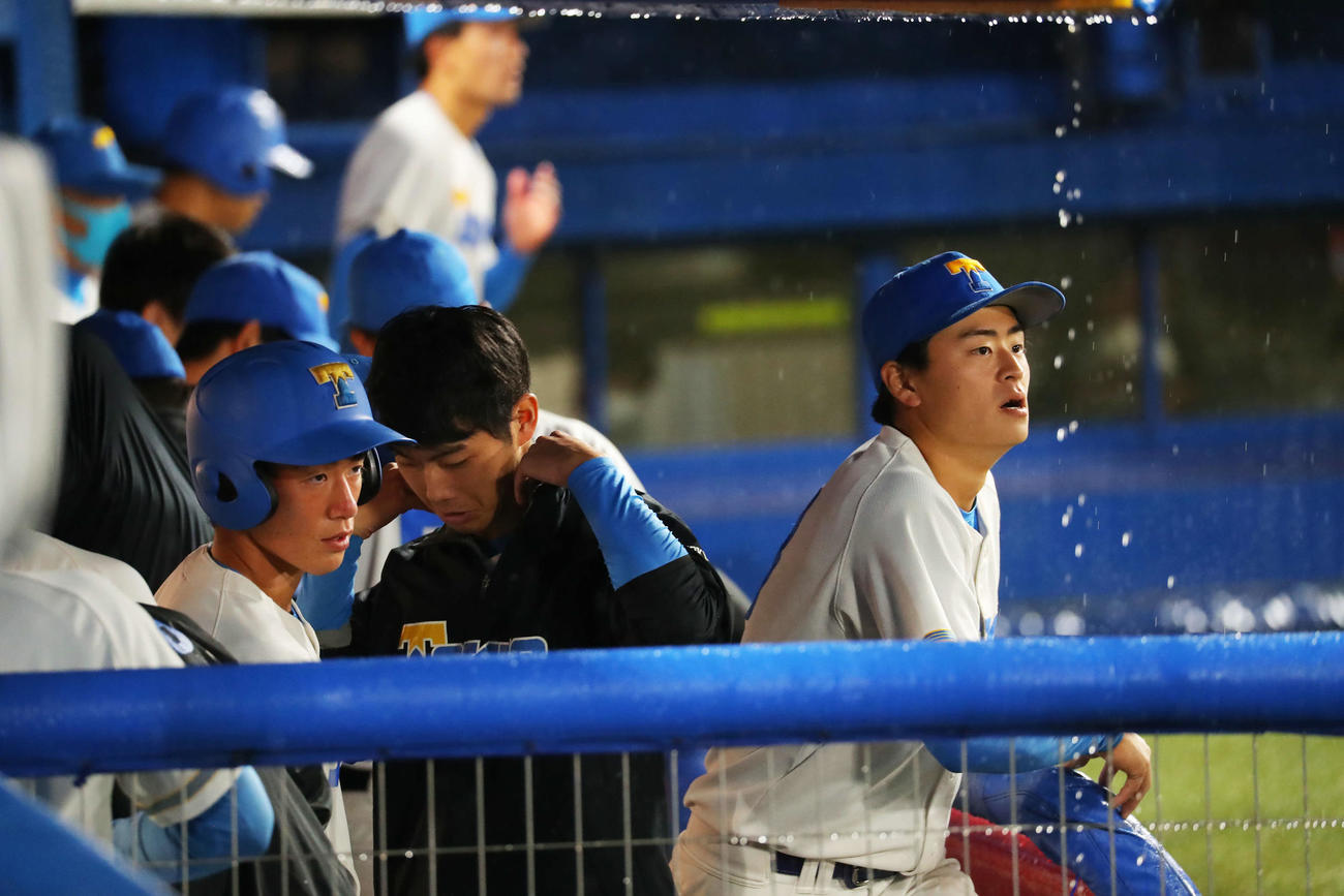立大対東大　立大に敗れ、浮かない表情で整列に向かう東大ナイン（撮影・河田真司）
