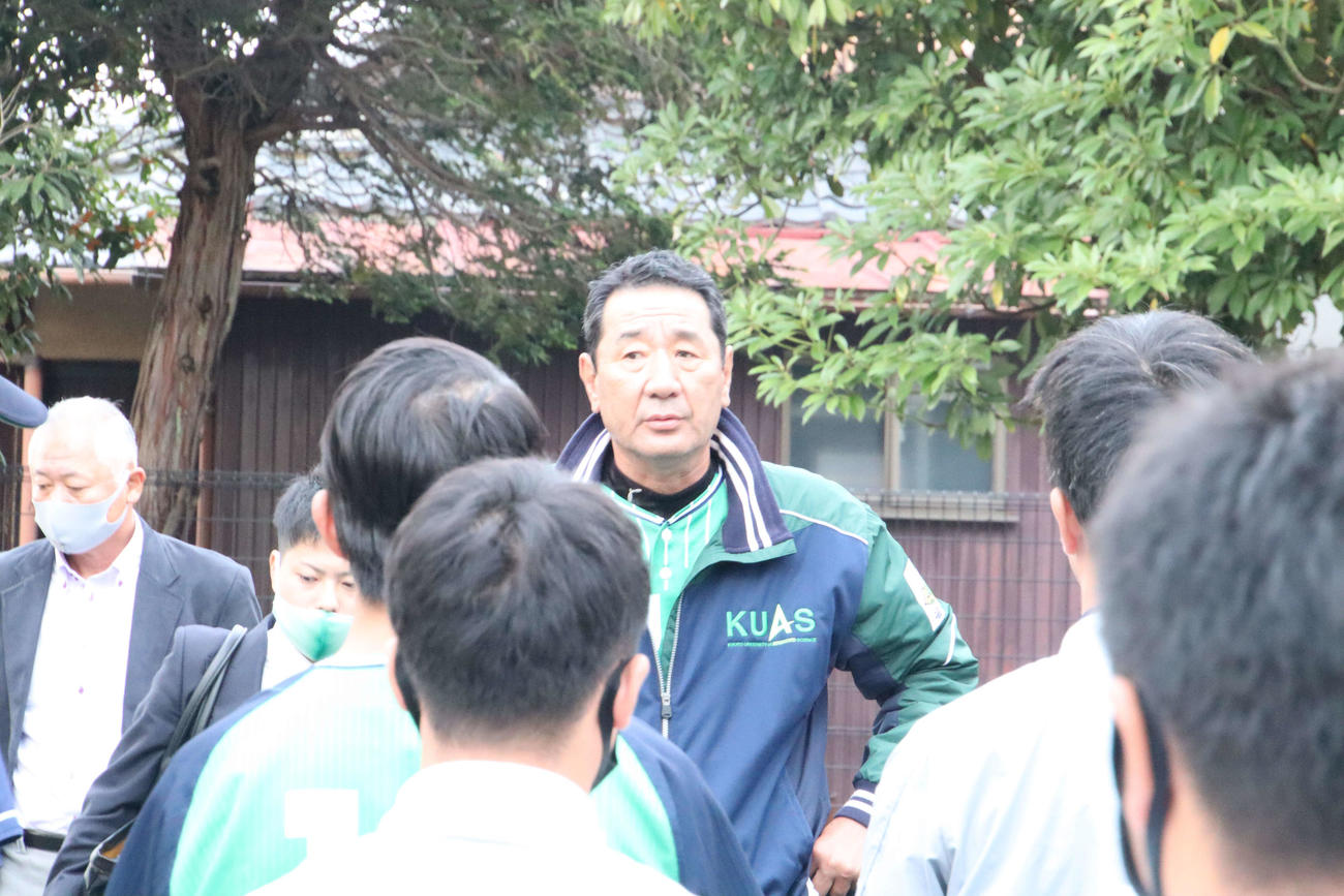 優勝決定戦で敗北後、選手に語りかける中島監督（撮影・南谷竜則）