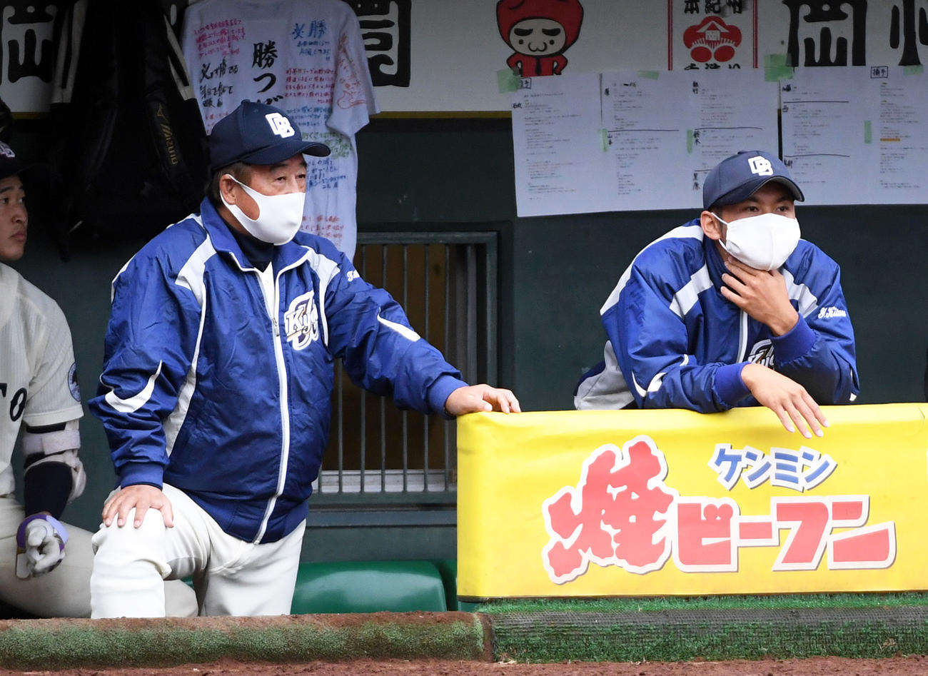 戦況を見守る京大・青木監督（左）と近田怜王助監督（撮影・前岡正明）