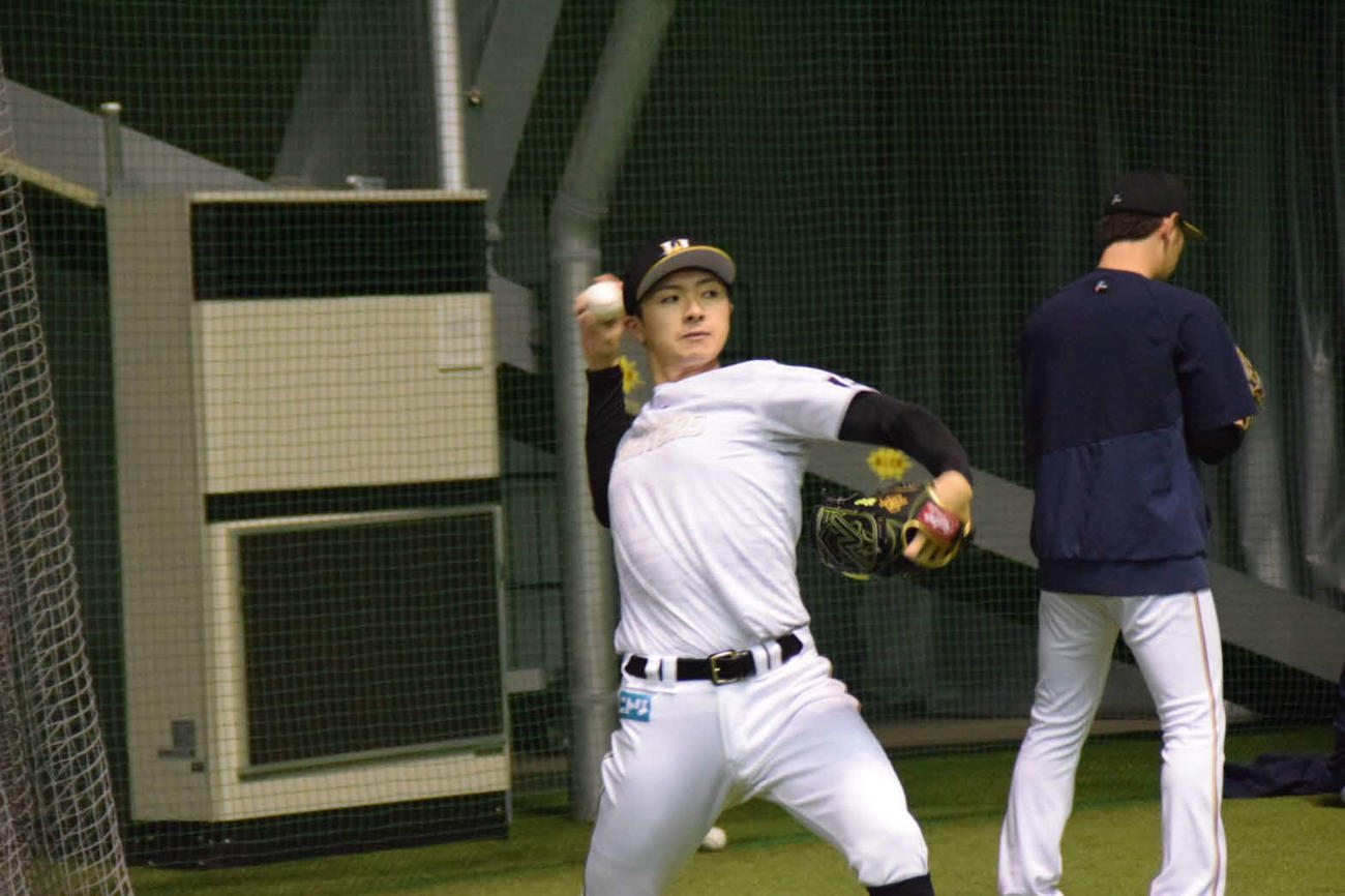 ZOZOマリンスタジアムに隣接する室内練習場でキャッチボールをする日本ハム上沢（球団提供）