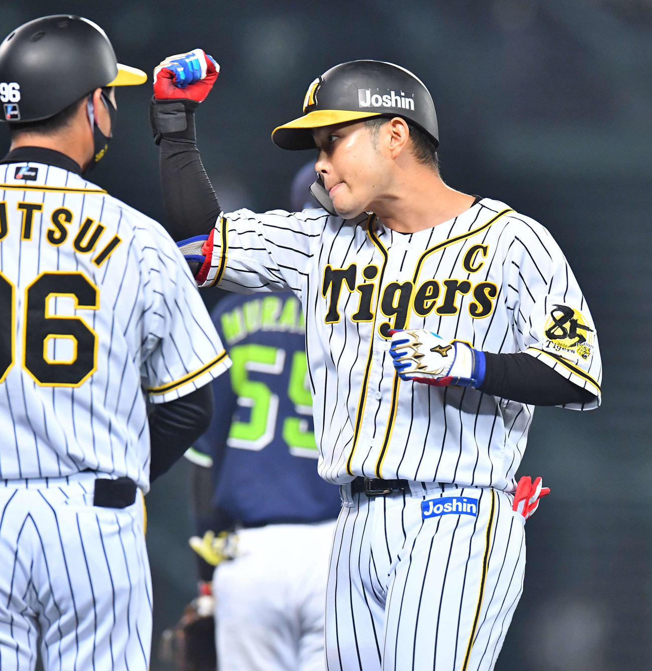 阪神対ヤクルト　5回裏阪神1死三塁、糸原は左前同点適時打を放ちガッツポーズ（撮影・上田博志）