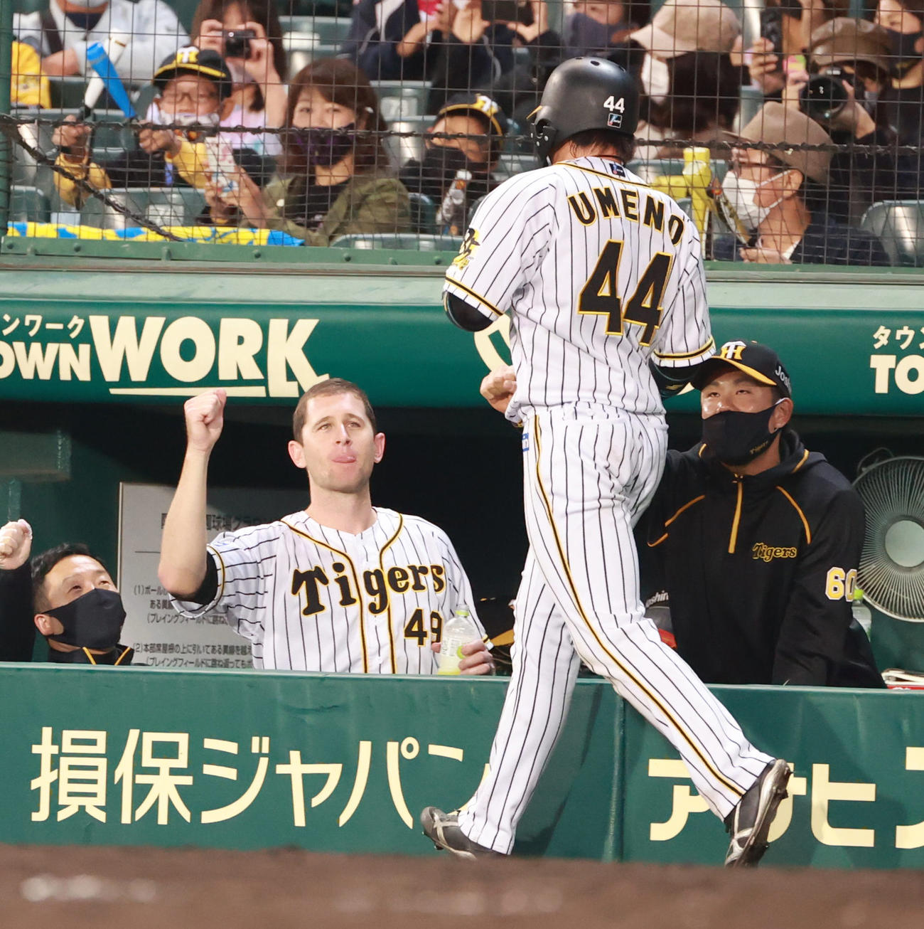 阪神対ヤクルト　5回裏阪神1死三塁、糸原健斗の同点適時打で生還した梅野隆太郎を出迎えるジョー・ガンケル（撮影・清水貴仁）
