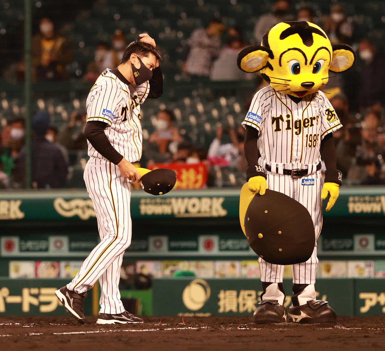 阪神対ヤクルト　延長10回引き分けに終わりファンにあいさつする矢野耀大監督（撮影・清水貴仁）