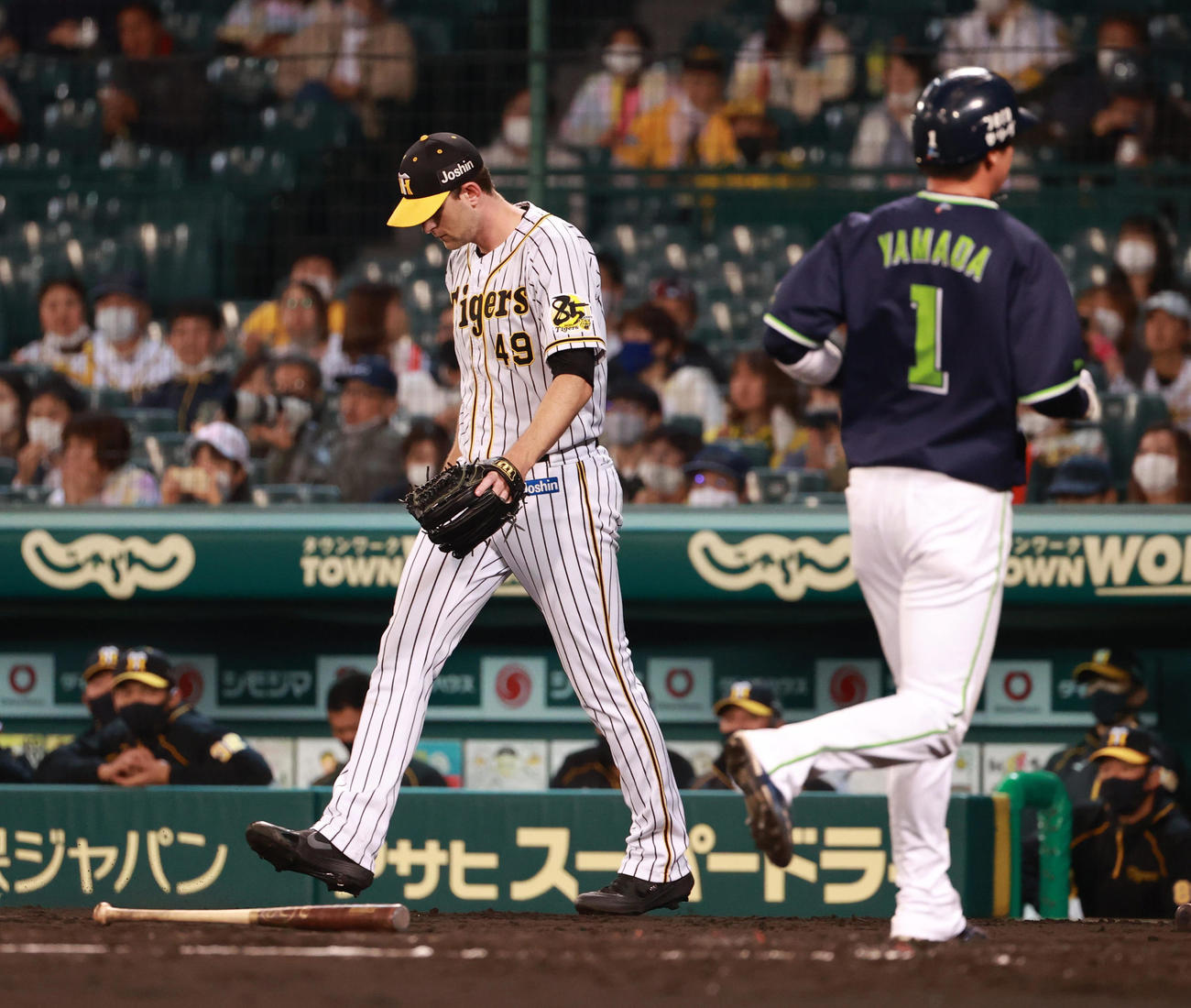 阪神対ヤクルト　4回表ヤクルト無死一、二塁、坂口智隆に左翼線への先制適時打を打たれるジョー・ガンケル（撮影・清水貴仁）