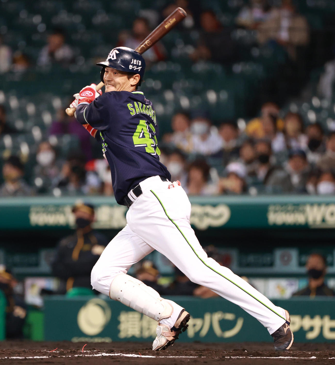 阪神対ヤクルト　4回表ヤクルト無死一、二塁、左翼線へ通算1500安打となる先制適時打を放つ坂口（撮影・清水貴仁）