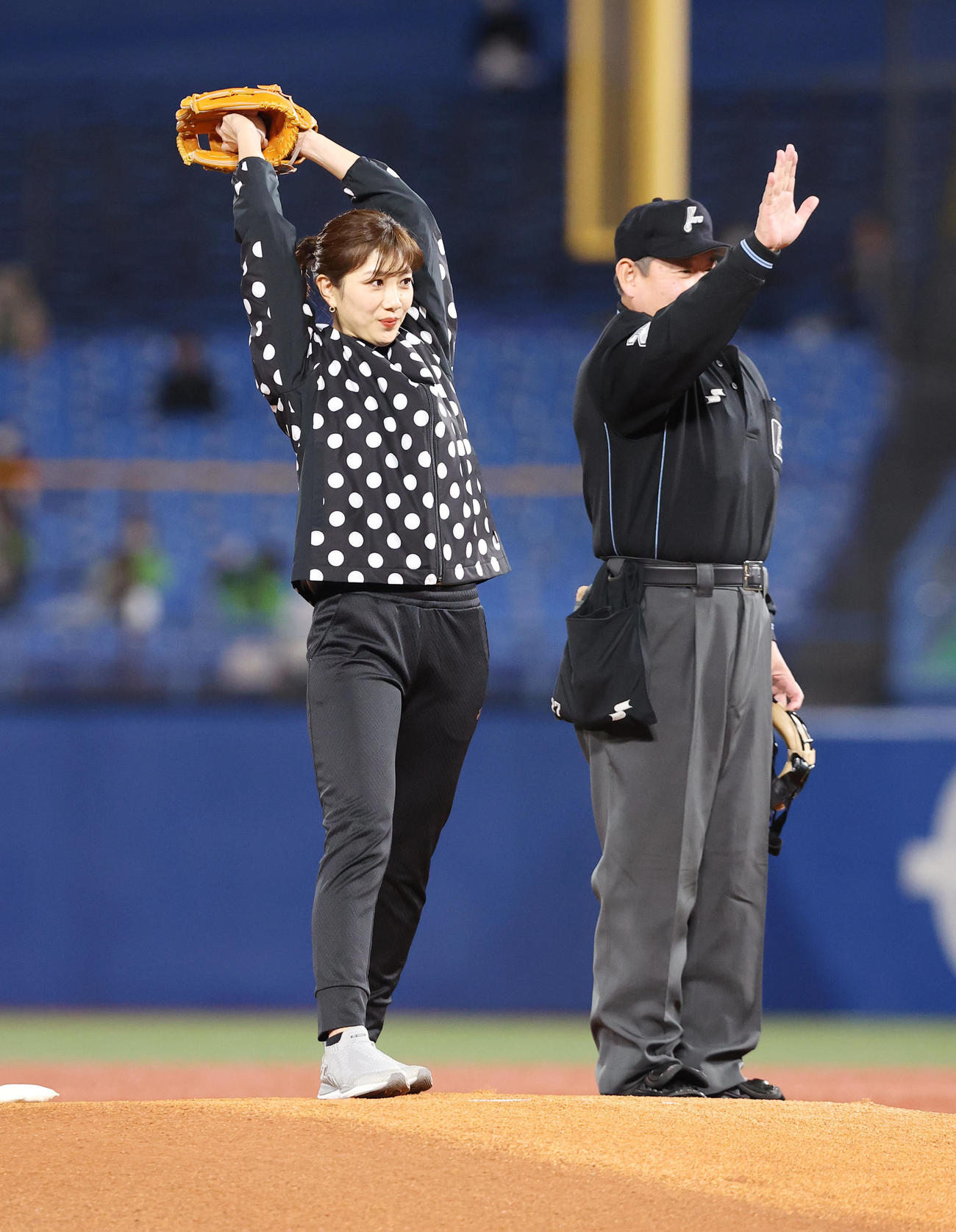 ヤクルト対巨人　試合前、始球式を行う潮田玲子さん（撮影・垰建太）