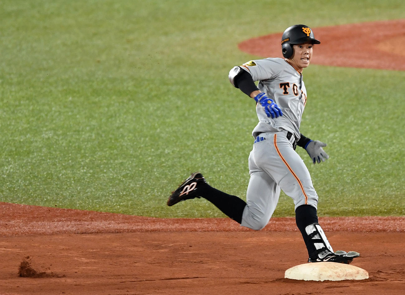 ヤクルト対巨人　5回表巨人無死、中越え三塁打を放ち二塁をまわる松原（撮影・横山健太）