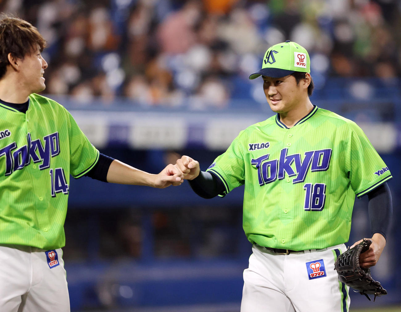 ヤクルト対巨人　6回表を終え、高梨（左）とタッチを交わす寺島（撮影・狩俣裕三）