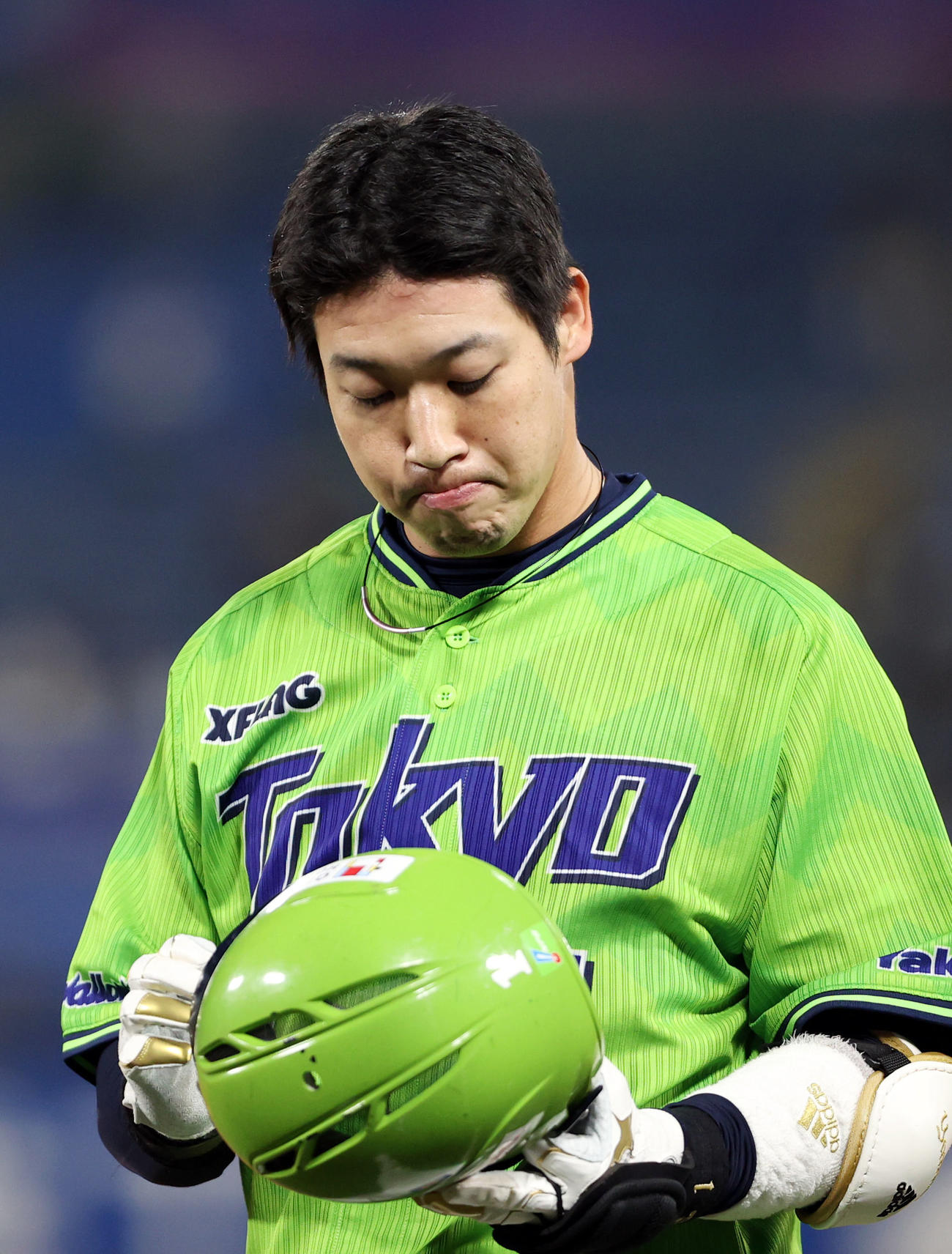 ヤクルト対巨人　7回裏ヤクルト1死一塁、併殺打に打ち取られ、悔しがる山田哲（撮影・狩俣裕三）