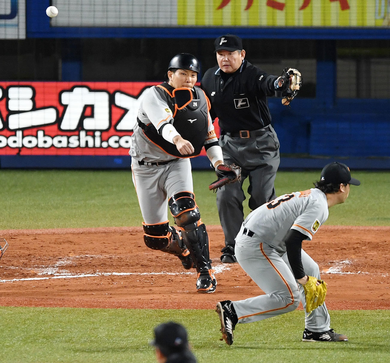 ヤクルト対巨人　8回裏ヤクルト無死一塁、坂口智隆の捕ゴロをキャッチし二塁へ送球する大城（撮影・横山健太）