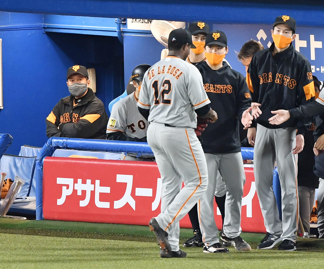 9回裏ヤクルト2死一、三塁、投手交代を告げスコアボードを見上げる原監督（左）。手前中央はベンチへ引き揚げるデラロサ（撮影・横山健太）