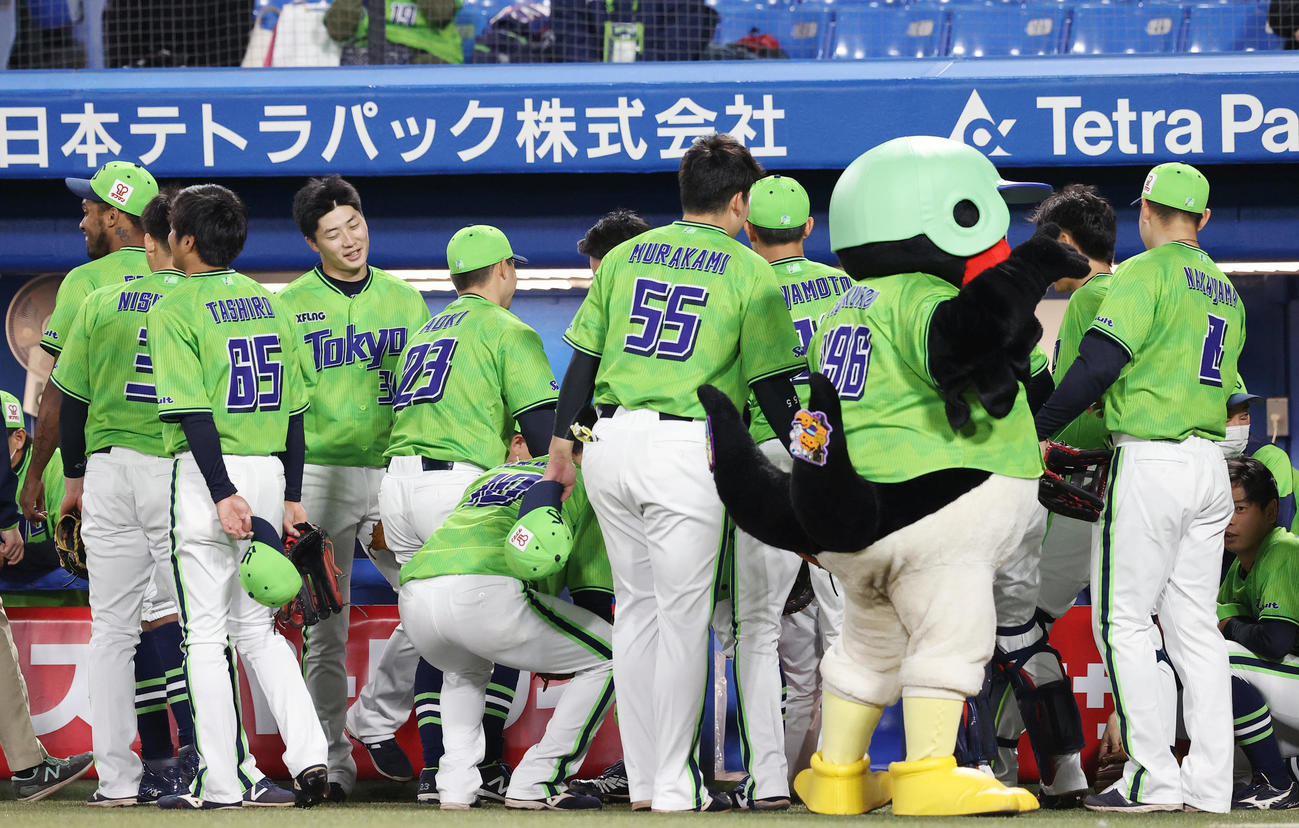 ヤクルト対巨人　試合前、円陣を組むヤクルトの選手たち（撮影・垰建太）
