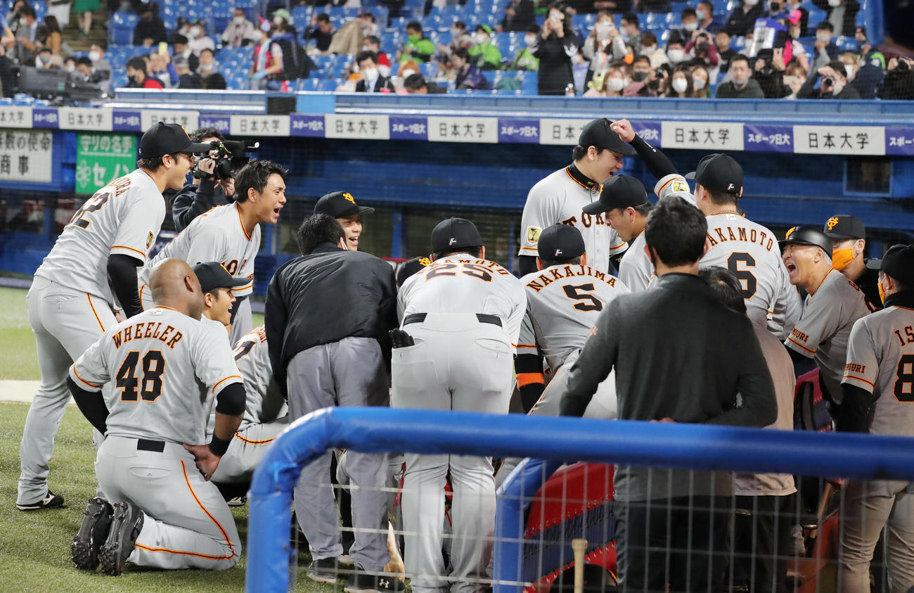 ヤクルト対巨人　試合前、岸田行倫のかけ声で円陣を組む巨人の選手たち（撮影・垰建太）