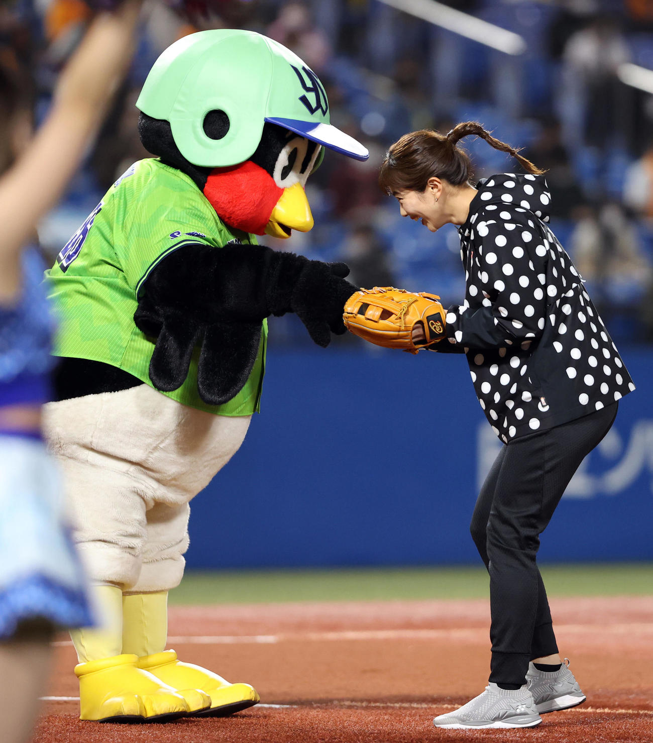 ヤクルト対巨人　始球式を務めた後、つば九郎からボールを受け取る潮田玲子（撮影・狩俣裕三）