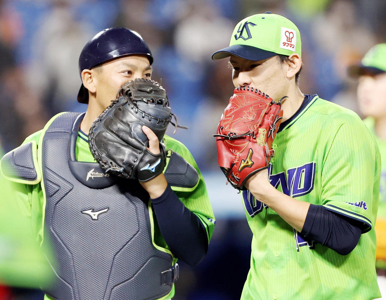 ヤクルト対巨人　1回表を抑え、話をしながらベンチに戻る嶋（左）と高梨（撮影・狩俣裕三）