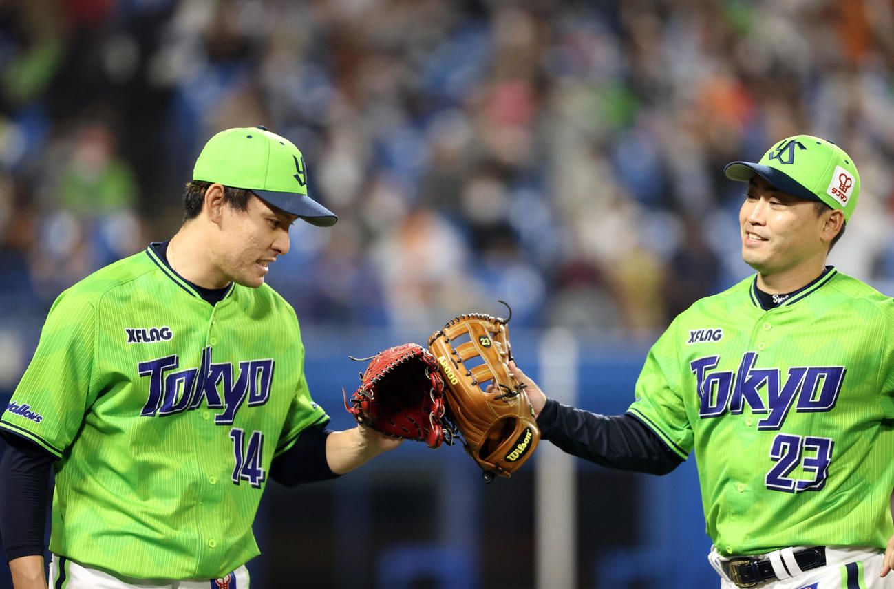 ヤクルト対巨人　3回表を終え、青木（右）とグラブタッチをする高梨（撮影・狩俣裕三）