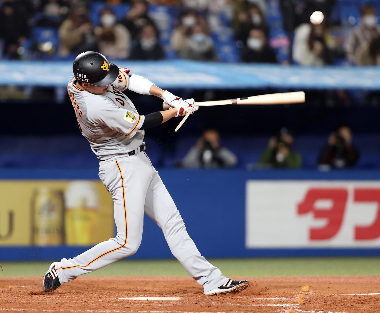 ヤクルト対巨人　4回表巨人無死、バットを折られながら、右前打を放つ坂本（撮影・狩俣裕三）