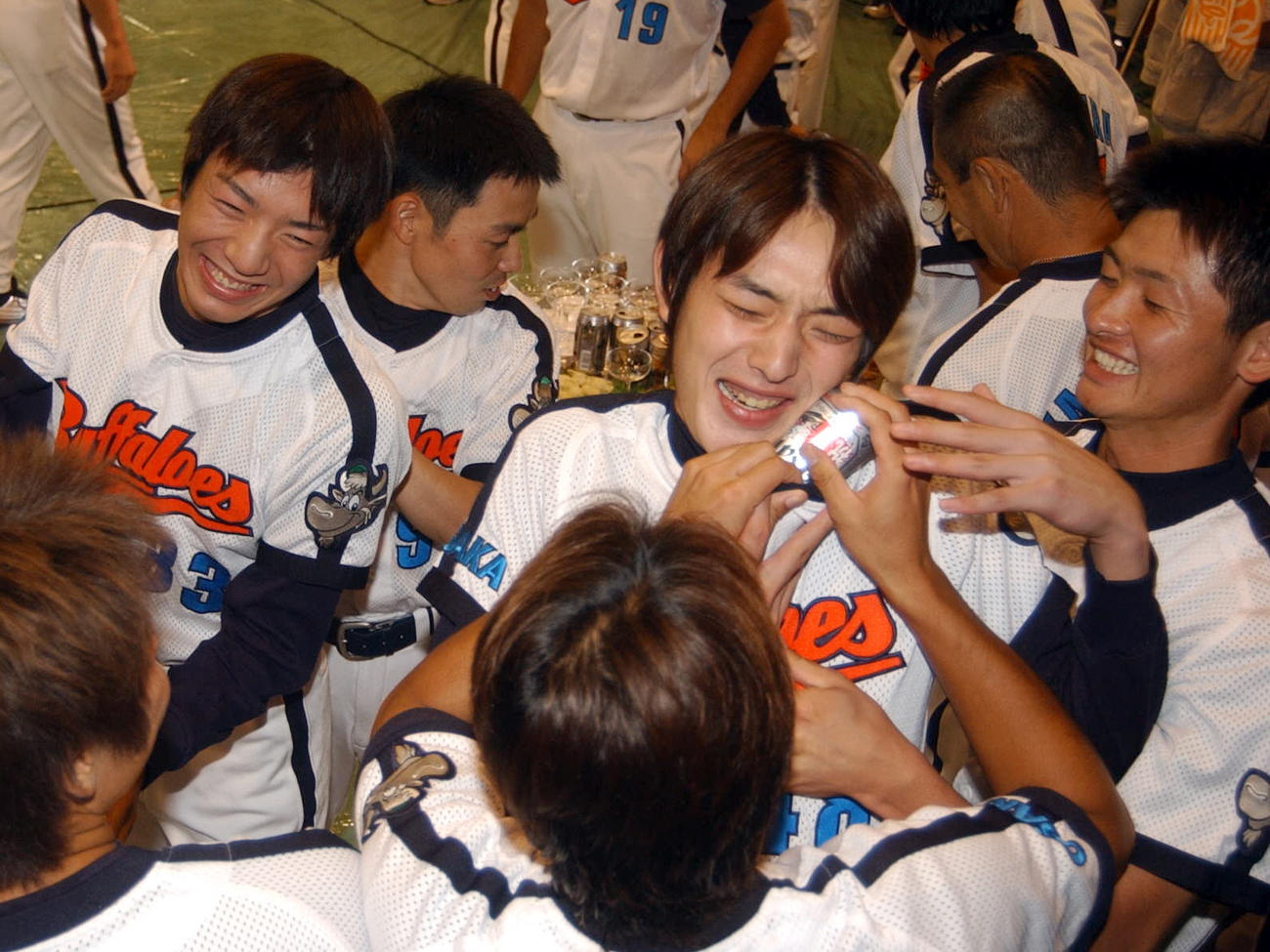 01年9月、優勝祝勝会で胸元にビールを入れられる岩隈
