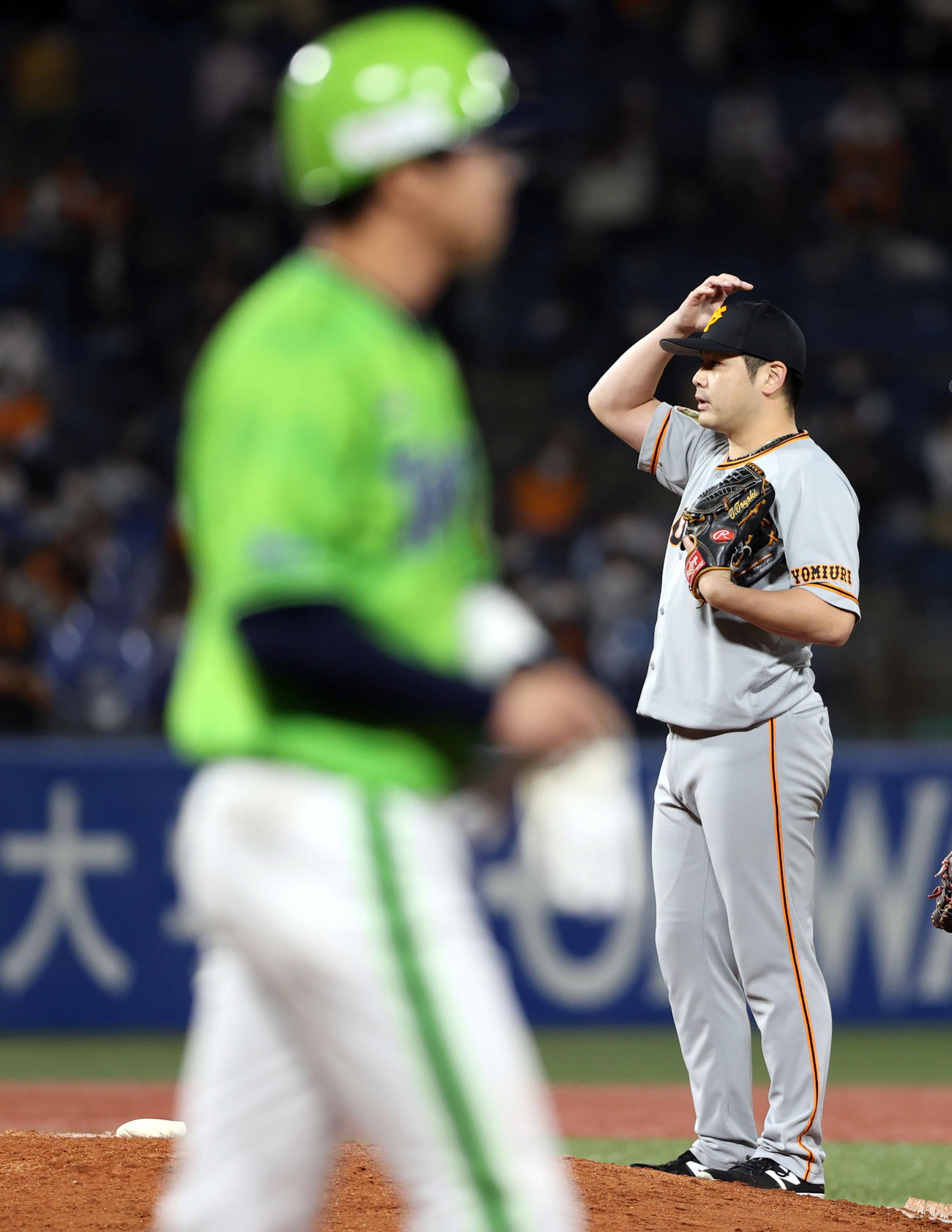 ヤクルト対巨人　9回裏ヤクルト2死満塁、山田哲（手前）に押し出しを与える田中豊（撮影・狩俣裕三）