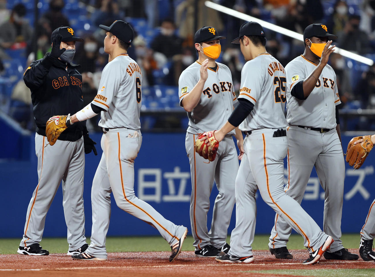 ヤクルト対巨人　引き分けに終わり、坂本（左から2人目）ら選手を迎える原監督（左端）（撮影・狩俣裕三）