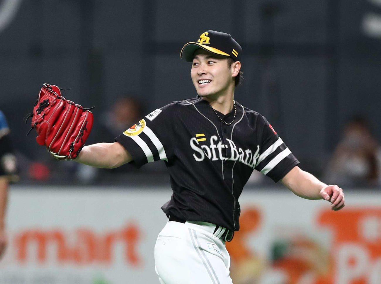日本ハム対ソフトバンク　1回裏を無失点に抑え笑顔の笠谷（撮影・黒川智章）