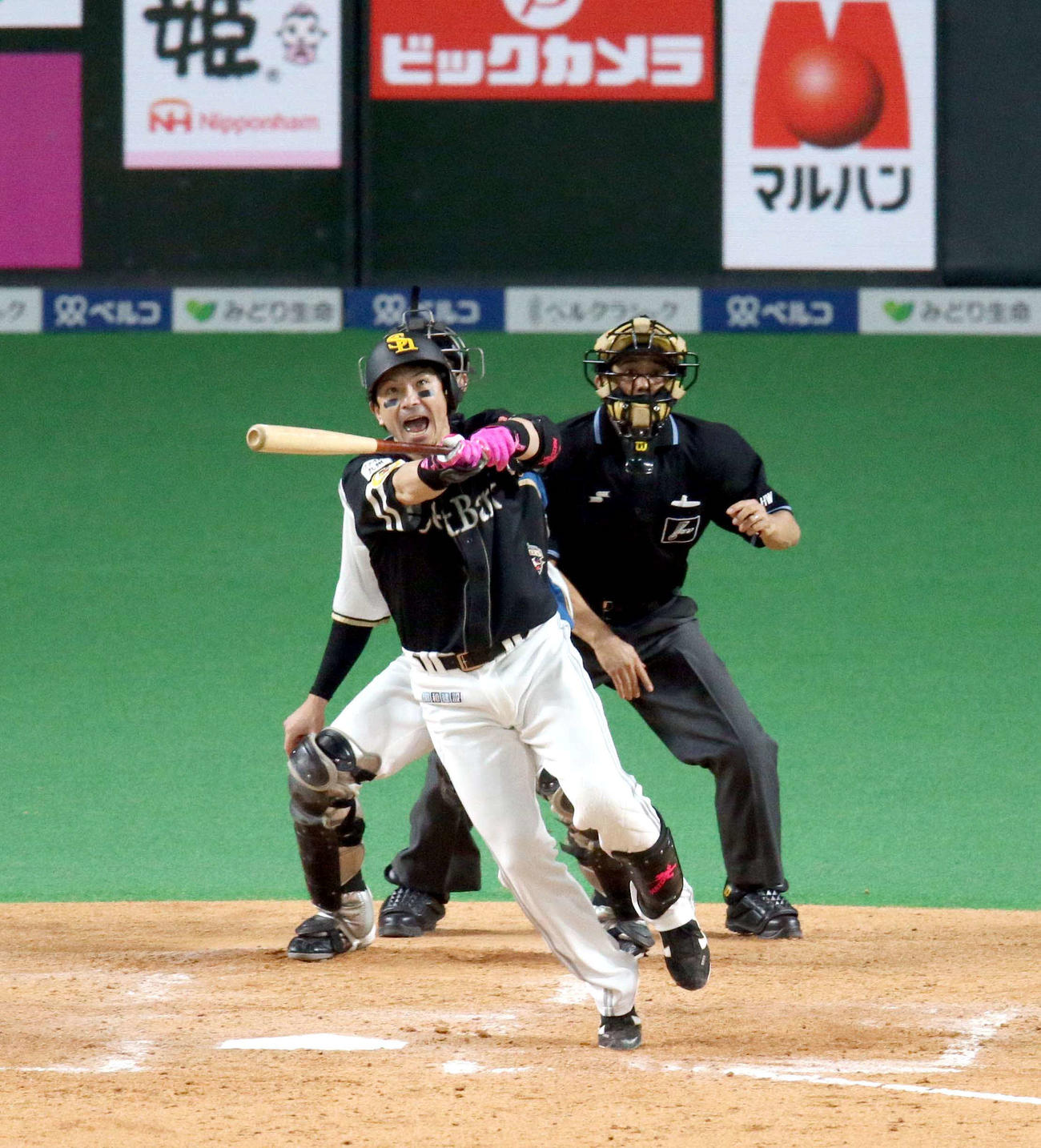 日本ハム対ソフトバンク　5回表ソフトバンク2死一、二塁、中越え3点本塁打を放ちほえる松田宣（撮影・佐藤翔太）