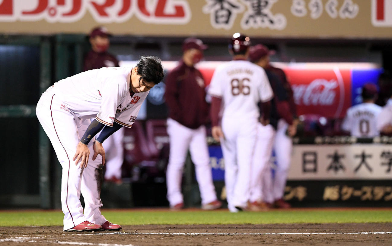 楽天対オリックス　6回裏楽天2死二塁、浅村は島内の右前打から生還を狙うもアウトになり悔しがる（撮影・滝沢徹郎）