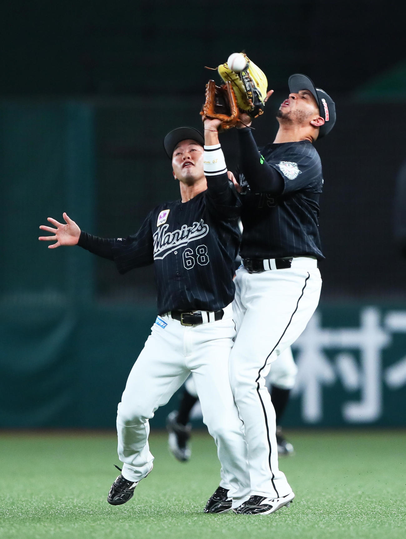 西武対ロッテ　9回裏西武2死二塁、山野辺の打球をサヨナラを許す落球とする二塁手西巻（左）と右翼手マーティン（撮影・足立雅史）