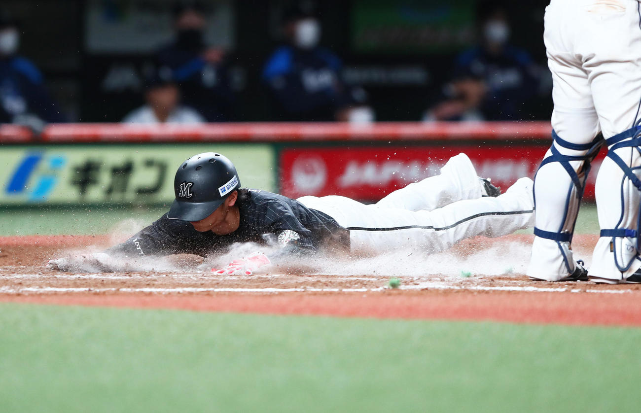 西武対ロッテ　9回表ロッテ2死一、二塁、田村の中前適時打にヘッドスライディングで生還する二塁走者和田（撮影・足立雅史）