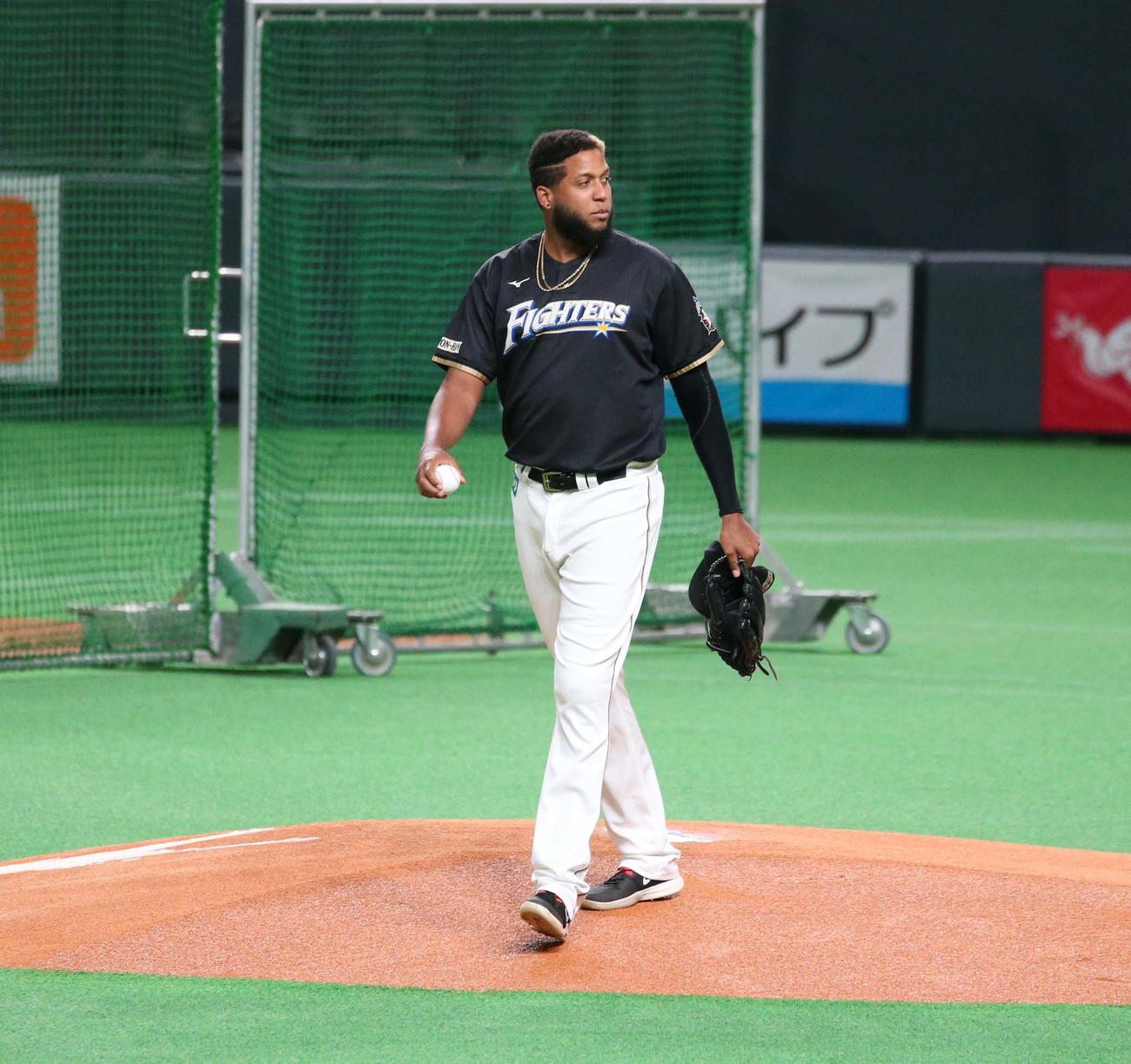 日本ハム対ソフトバンク　チームに合流しマウンドを確認するロドリゲス（撮影・黒川智章）