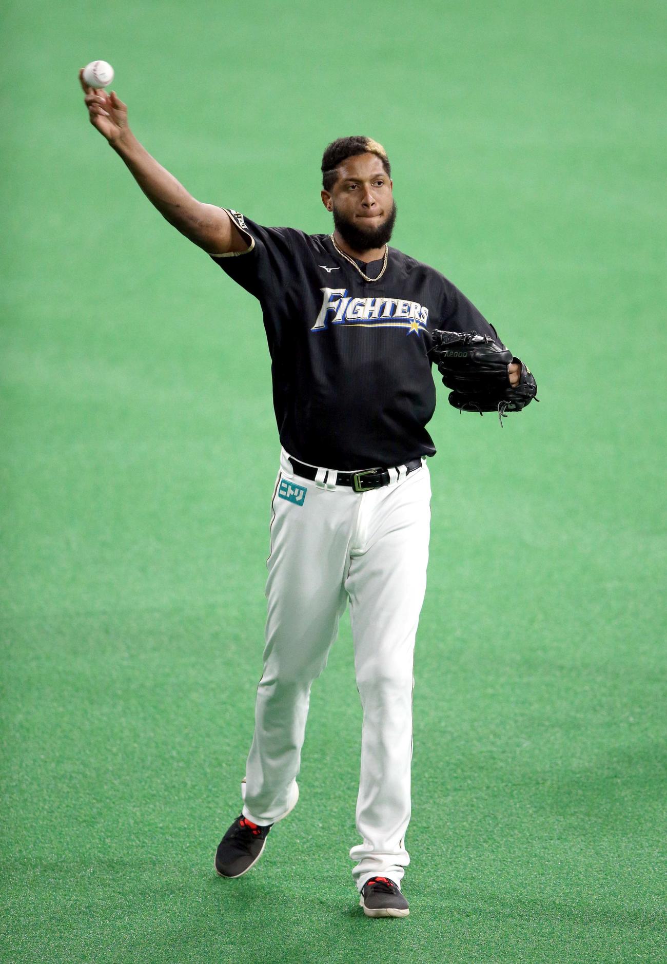 日本ハム対ソフトバンク　試合前、キャッチボールをする日本ハム・ロドリゲス（撮影・佐藤翔太）