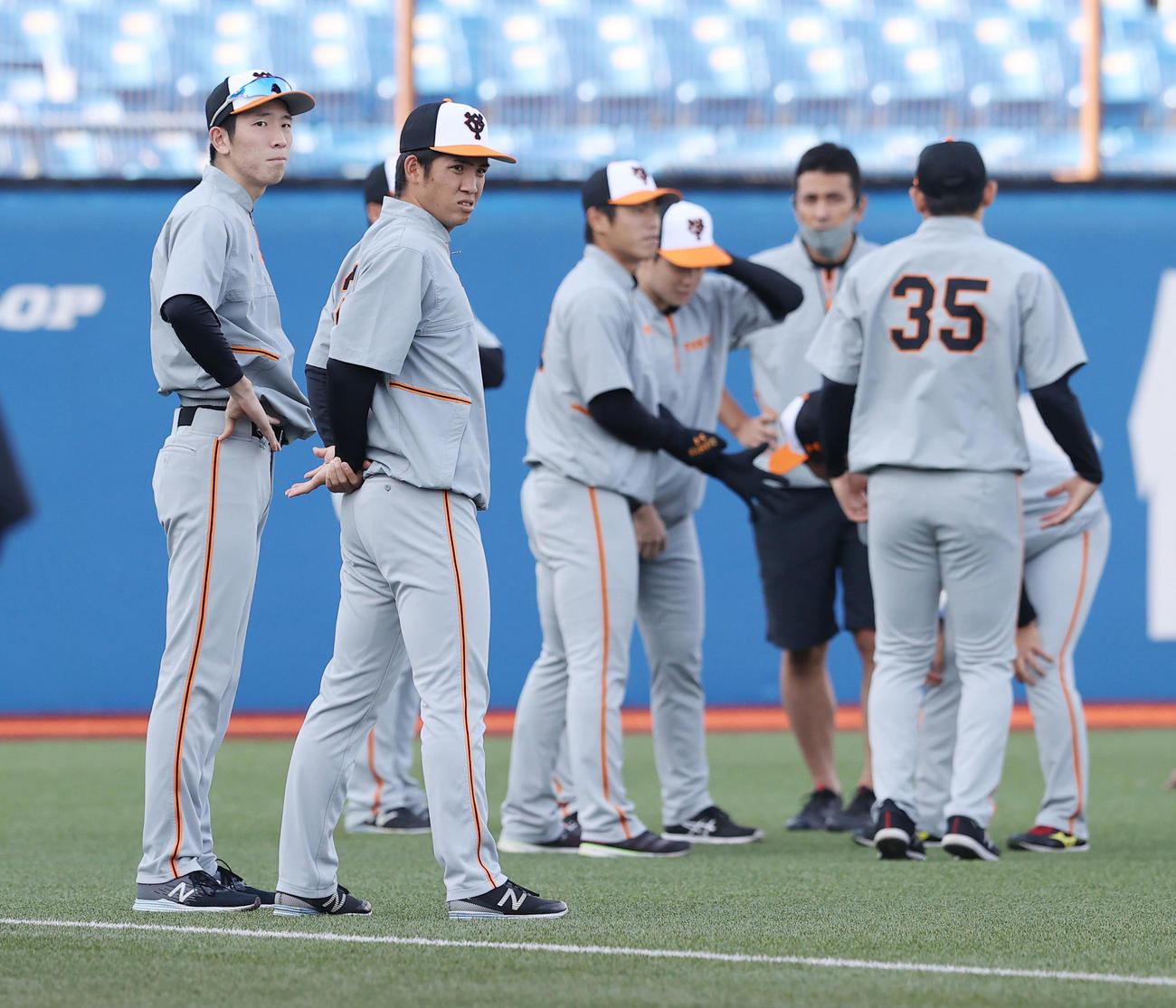 ヤクルト対巨人　試合前、表情を引き締める巨人戸郷（左）と高橋（2020年10月18日撮影）