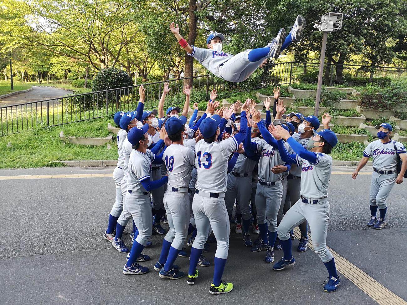 リーグ優勝した関西国際大ナインは主将の松本康希内野手（4年＝聖光学院）を胴上げする
